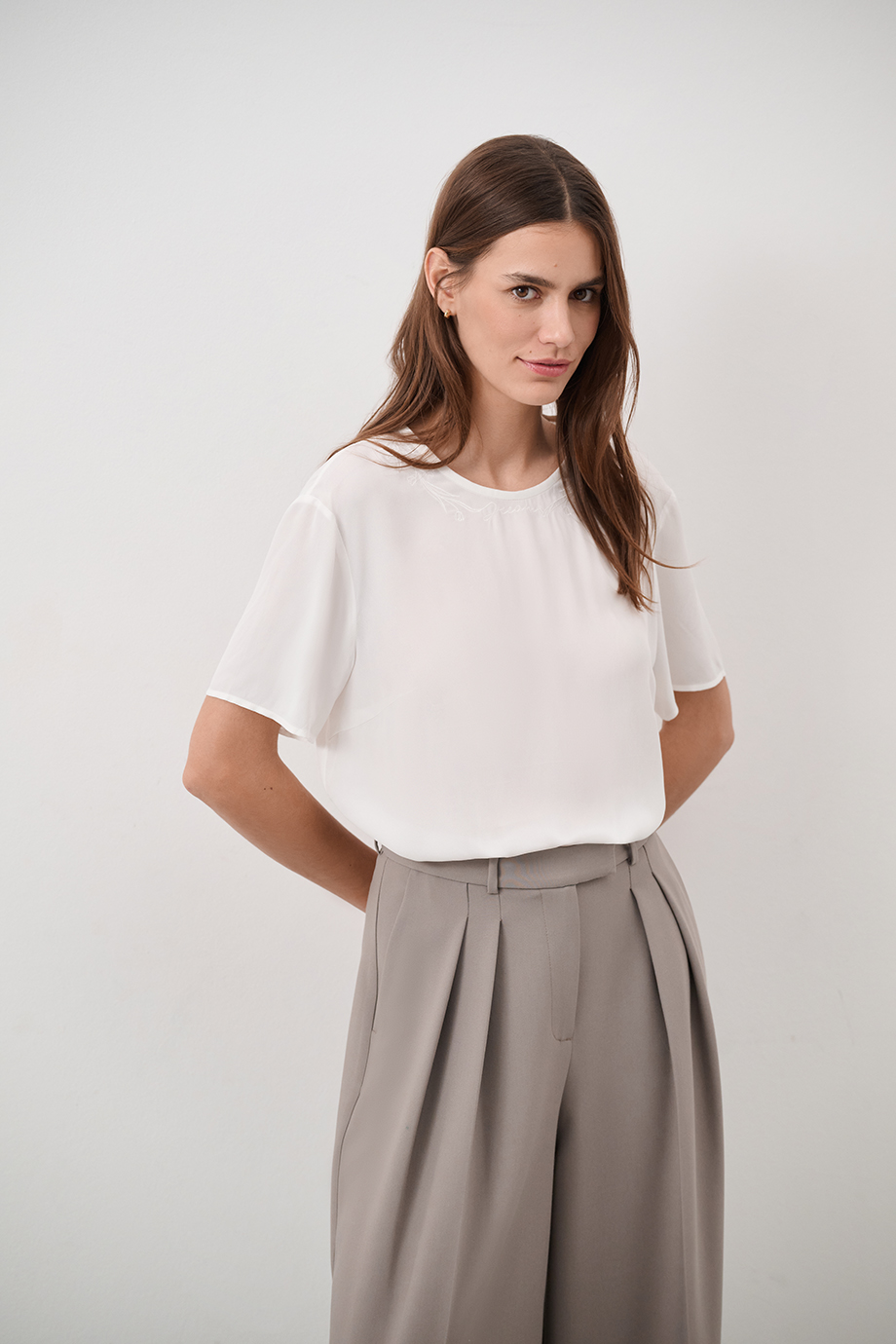 Блузка-футболка с вышивкой