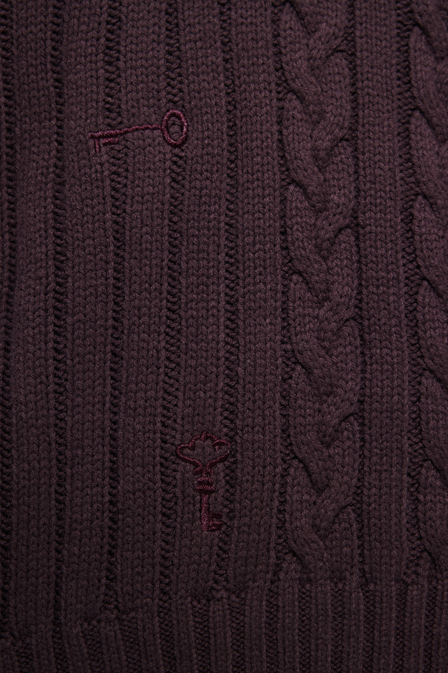 Джемпер с косами и вышивками