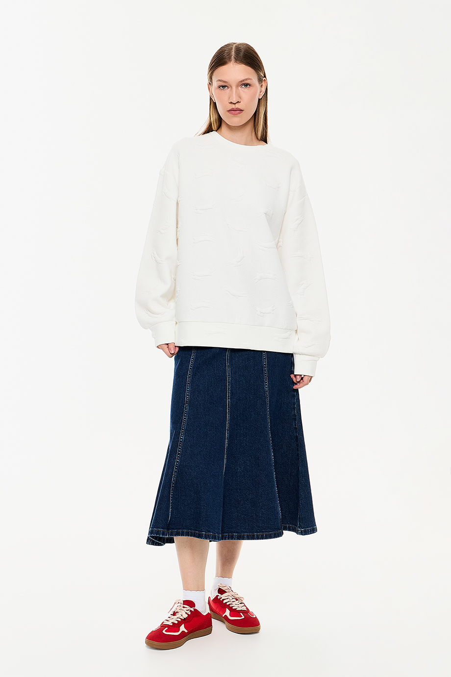 Свитшот с объемным лого-паттерном