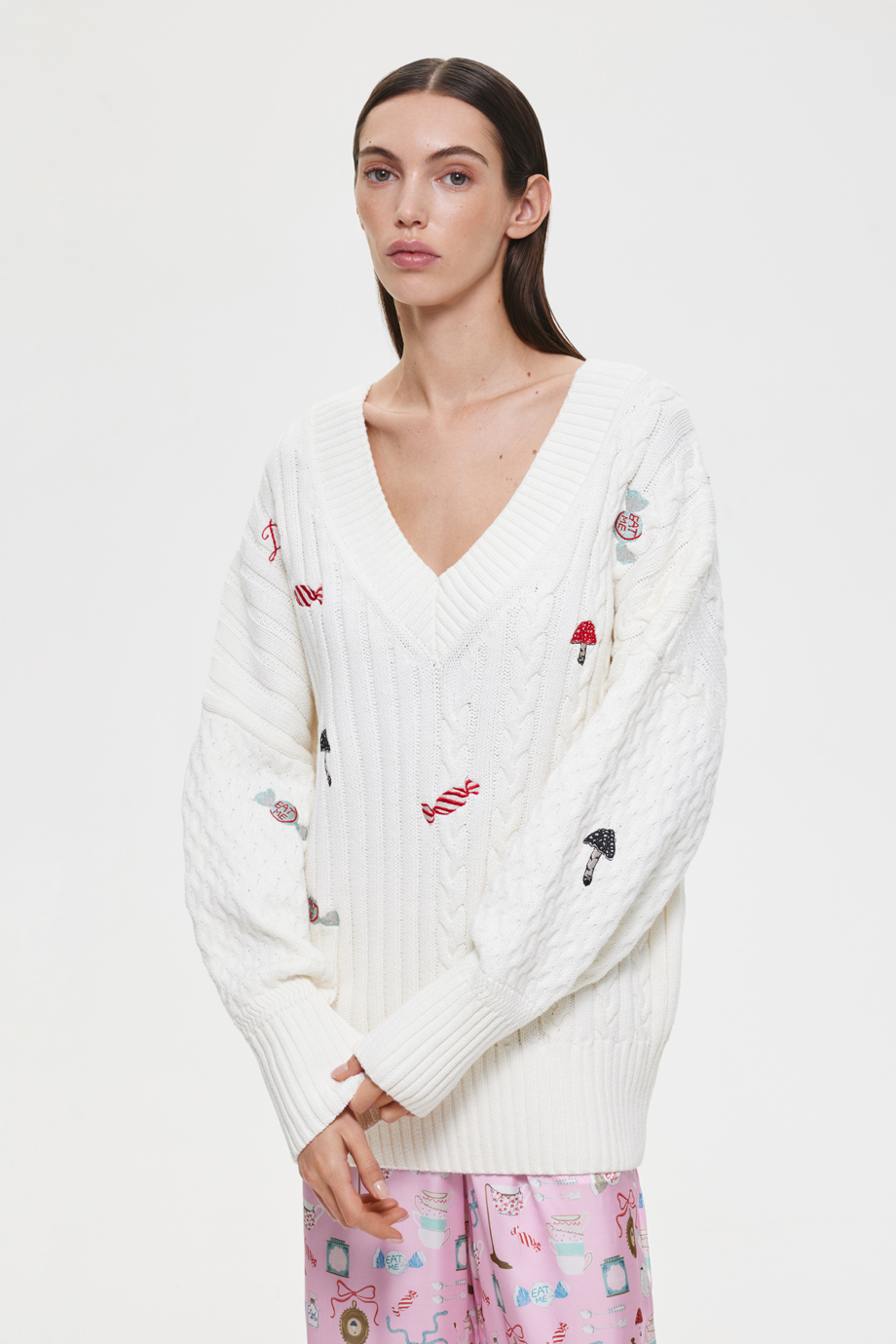 Джемпер с косами и вышивками